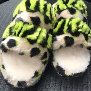 NWOT Ugg- furry slides size 6
